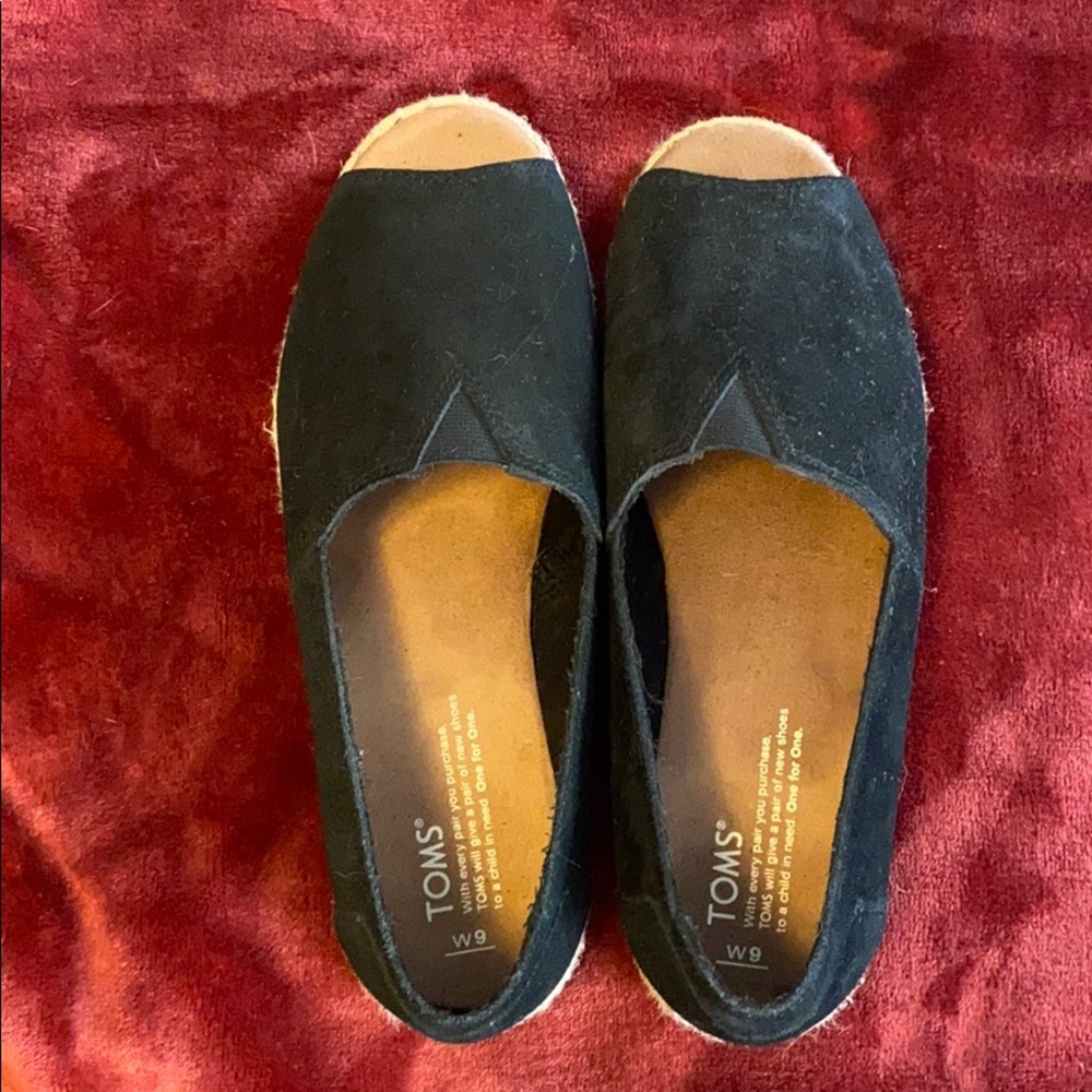 Tom’s size 9 open toe shoe